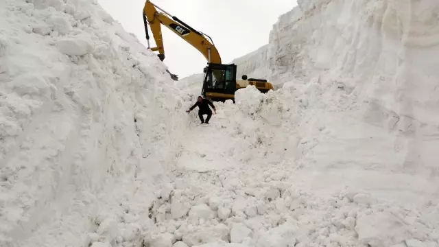 Nisan ayında 20 metreyi bulan kar için yol açma çalışması Nisan ayında 20 metreyi bulan kar için yol açma çalışması