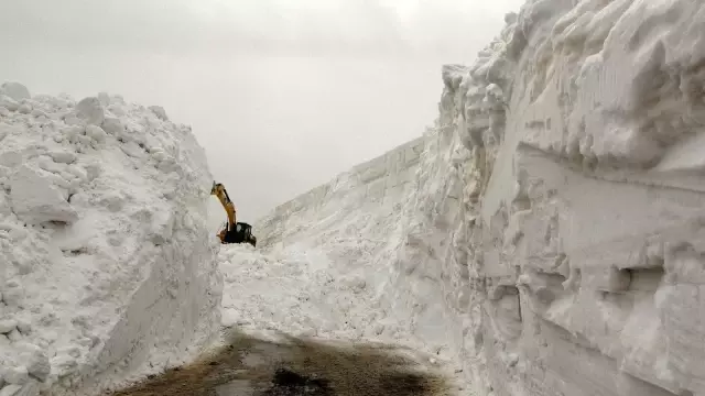 Nisan ayında 20 metreyi bulan kar için yol açma çalışması Nisan ayında 20 metreyi bulan kar için yol açma çalışması
