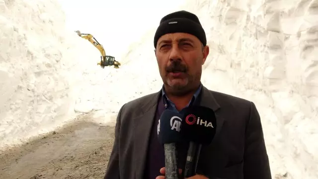 Nisan ayında 20 metreyi bulan kar için yol açma çalışması Nisan ayında 20 metreyi bulan kar için yol açma çalışması