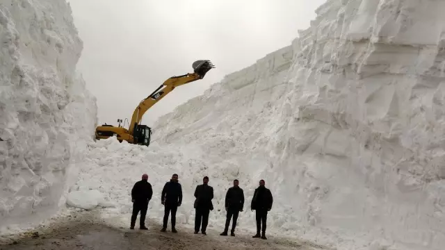 Nisan ayında 20 metreyi bulan kar için yol açma çalışması Nisan ayında 20 metreyi bulan kar için yol açma çalışması