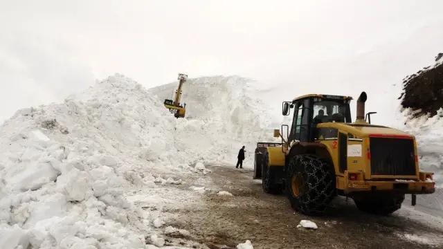 Nisan ayında 20 metreyi bulan kar için yol açma çalışması Nisan ayında 20 metreyi bulan kar için yol açma çalışması