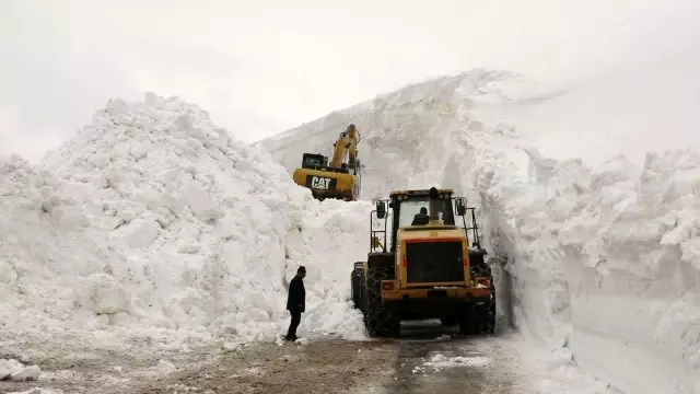 Nisan ayında 20 metreyi bulan kar için yol açma çalışması Nisan ayında 20 metreyi bulan kar için yol açma çalışması