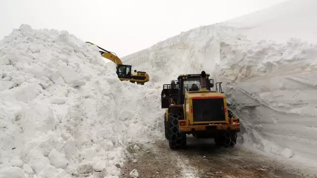 Nisan ayında 20 metreyi bulan kar için yol açma çalışması Nisan ayında 20 metreyi bulan kar için yol açma çalışması