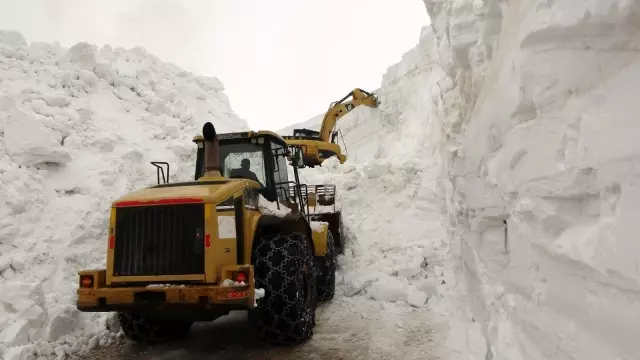Nisan ayında 20 metreyi bulan kar için yol açma çalışması Nisan ayında 20 metreyi bulan kar için yol açma çalışması