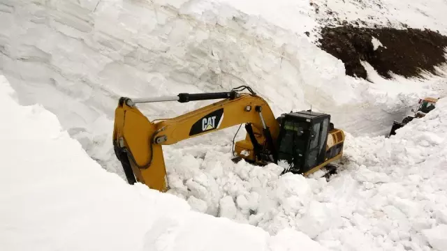 Nisan ayında 20 metreyi bulan kar için yol açma çalışması Nisan ayında 20 metreyi bulan kar için yol açma çalışması