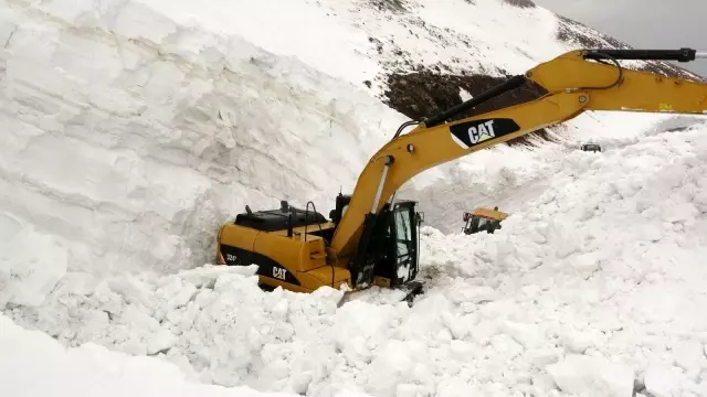 Nisan ayında 20 metreyi bulan kar için yol açma çalışması Nisan ayında 20 metreyi bulan kar için yol açma çalışması