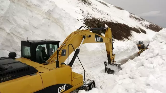 Nisan ayında 20 metreyi bulan kar için yol açma çalışması Nisan ayında 20 metreyi bulan kar için yol açma çalışması