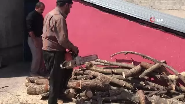 Odun keserek 35 yıldır ailesinin geçimini sağlıyor Odun keserek 35 yıldır ailesinin geçimini sağlıyor
