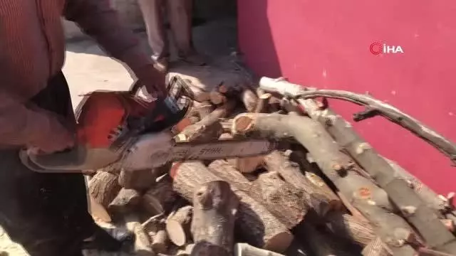 Odun keserek 35 yıldır ailesinin geçimini sağlıyor Odun keserek 35 yıldır ailesinin geçimini sağlıyor