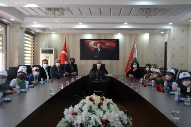 Öğrenciler, Emniyet Müdürü Ergüder'in 10 Nisan Polis Bayramını kutladı Öğrenciler, Emniyet Müdürü Ergüder'in 10 Nisan Polis Bayramını kutladı