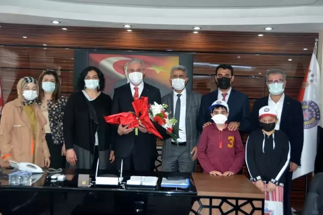 Öğrenciler, Emniyet Müdürü Ergüder'in 10 Nisan Polis Bayramını kutladı Öğrenciler, Emniyet Müdürü Ergüder'in 10 Nisan Polis Bayramını kutladı