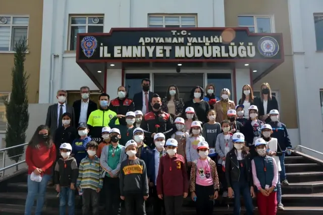 Öğrenciler, Emniyet Müdürü Ergüder'in 10 Nisan Polis Bayramını kutladı Öğrenciler, Emniyet Müdürü Ergüder'in 10 Nisan Polis Bayramını kutladı