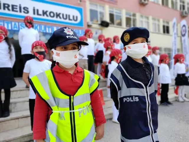 Öğrenciler polis haftasını kutladı Öğrenciler polis haftasını kutladı