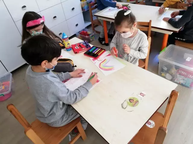 Öğrenciler yaptıkları resimleri gönderdi Öğrenciler yaptıkları resimleri gönderdi