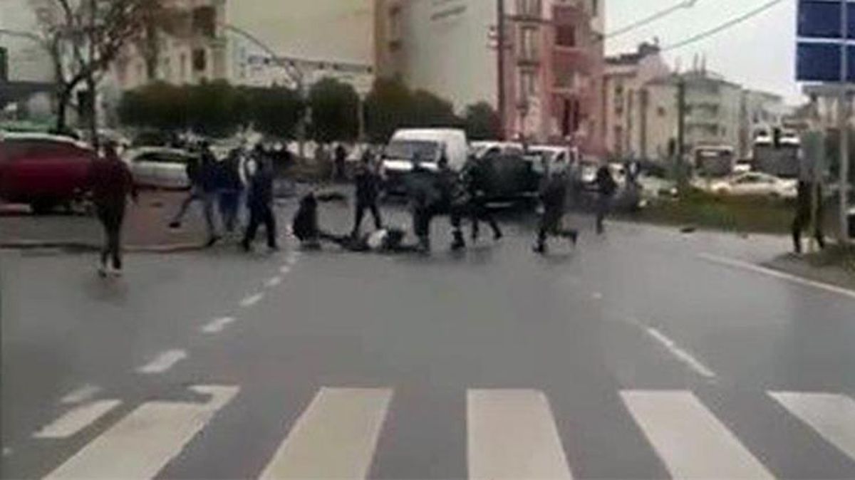 Ortalık savaş alanına döndü! Kaza sonrası silahlar patladı, tekmeler havada uçuştu