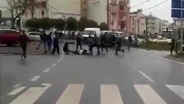 Ortalık savaş alanına döndü! Kaza sonrası silahlar patladı, tekmeler havada uçuştu Ortalık savaş alanına döndü! Kaza sonrası silahlar patladı, tekmeler havada uçuştu