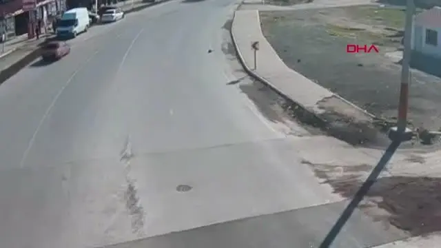 OSMANİYE SOKAK KÖPEĞİNE ÇARPIP KAÇAN SÜRÜCÜ KAMERADA OSMANİYE SOKAK KÖPEĞİNE ÇARPIP KAÇAN SÜRÜCÜ KAMERADA