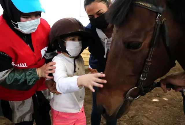 Son dakika haberi | Otizmli çocuklar atla terapiyle eğlendi Son dakika haberi | Otizmli çocuklar atla terapiyle eğlendi