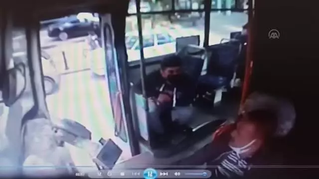 Otobüs şoförünün ücret ödemedikleri için tartıştığı iki yolcu tarafından darbedilmesi kamerada Otobüs şoförünün ücret ödemedikleri için tartıştığı iki yolcu tarafından darbedilmesi kamerada