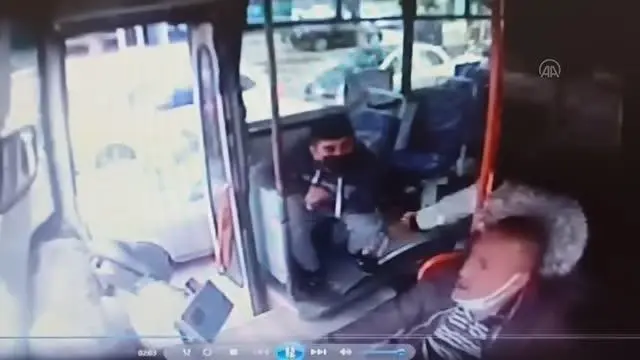 Otobüs şoförünün ücret ödemedikleri için tartıştığı iki yolcu tarafından darbedilmesi kamerada Otobüs şoförünün ücret ödemedikleri için tartıştığı iki yolcu tarafından darbedilmesi kamerada