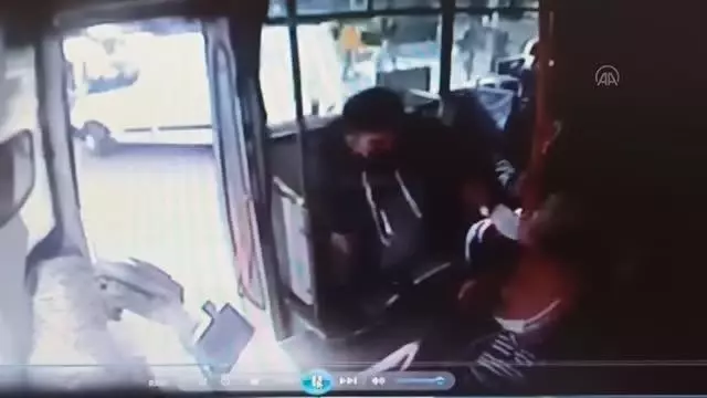 Otobüs şoförünün ücret ödemedikleri için tartıştığı iki yolcu tarafından darbedilmesi kamerada Otobüs şoförünün ücret ödemedikleri için tartıştığı iki yolcu tarafından darbedilmesi kamerada