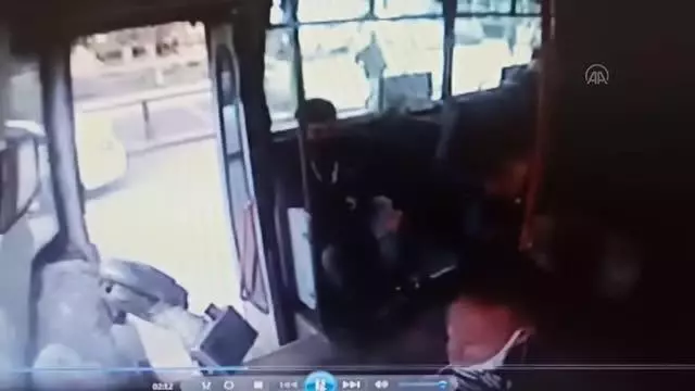 Otobüs şoförünün ücret ödemedikleri için tartıştığı iki yolcu tarafından darbedilmesi kamerada Otobüs şoförünün ücret ödemedikleri için tartıştığı iki yolcu tarafından darbedilmesi kamerada
