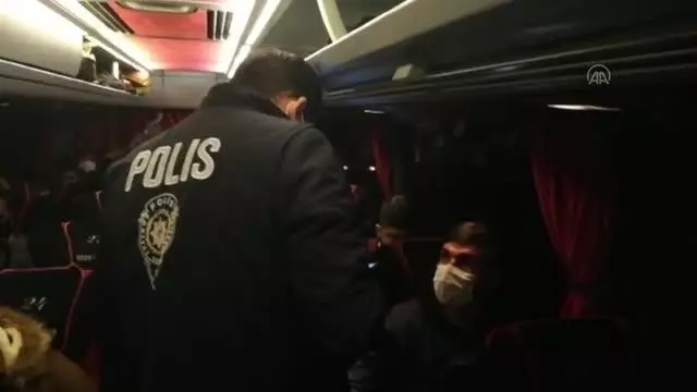 Otobüste yurda yasa dışı yollarla girdiği belirlenen 5 Afganistanlı yakalandı Otobüste yurda yasa dışı yollarla girdiği belirlenen 5 Afganistanlı yakalandı