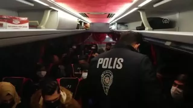 Otobüste yurda yasa dışı yollarla girdiği belirlenen 5 Afganistanlı yakalandı Otobüste yurda yasa dışı yollarla girdiği belirlenen 5 Afganistanlı yakalandı