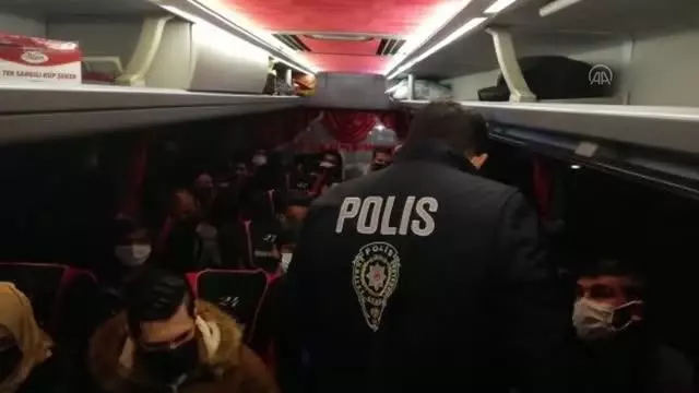 Otobüste yurda yasa dışı yollarla girdiği belirlenen 5 Afganistanlı yakalandı Otobüste yurda yasa dışı yollarla girdiği belirlenen 5 Afganistanlı yakalandı