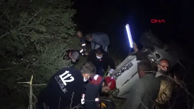 Otomobil şarampole yuvarlandı, baba-oğul yaralandı Otomobil şarampole yuvarlandı, baba-oğul yaralandı