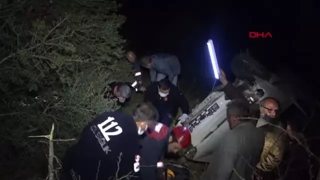 Otomobil 25 metrelik uçurumdan yuvarlandı 2 yaralı Otomobil 25 metrelik uçurumdan yuvarlandı 2 yaralı