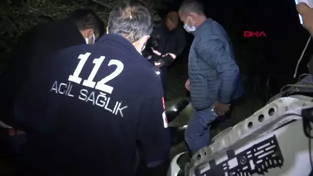 Otomobil şarampole yuvarlandı, baba-oğul yaralandı Otomobil şarampole yuvarlandı, baba-oğul yaralandı