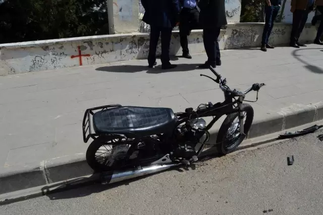 Otomobil ile motosiklet çarpıştı: 2 yaralı Otomobil ile motosiklet çarpıştı: 2 yaralı