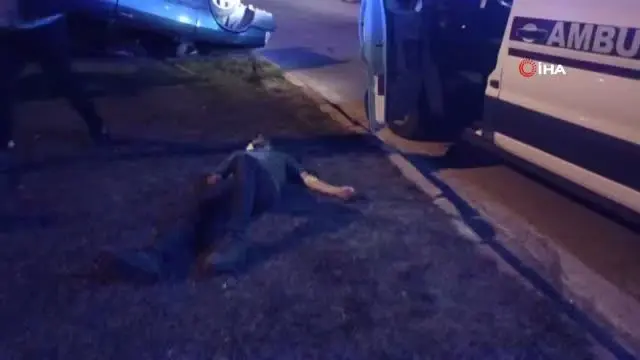 Otomobil refüje çarpıp takla attı: 2 yaralı Otomobil refüje çarpıp takla attı: 2 yaralı