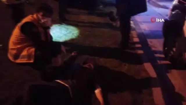 Otomobil refüje çarpıp takla attı: 2 yaralı Otomobil refüje çarpıp takla attı: 2 yaralı