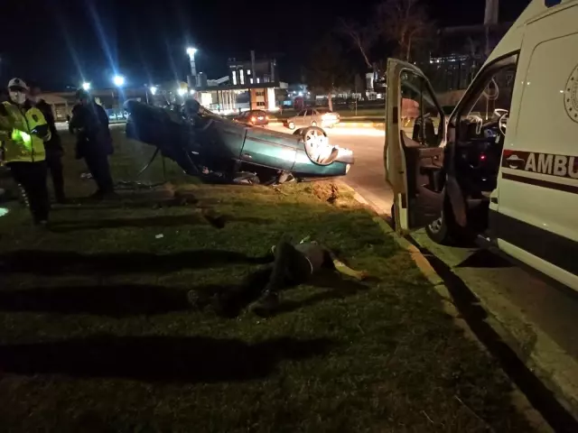 Otomobil refüje çarpıp takla attı: 2 yaralı Otomobil refüje çarpıp takla attı: 2 yaralı