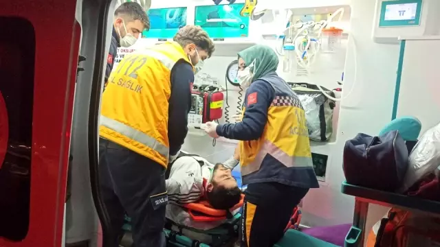 Otomobil refüje çarpıp takla attı: 2 yaralı Otomobil refüje çarpıp takla attı: 2 yaralı
