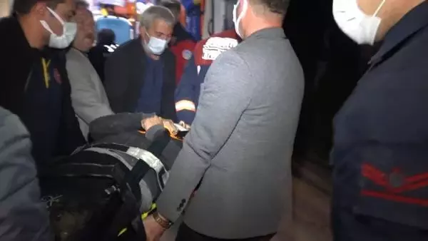 Otomobil şarampole yuvarlandı, baba-oğul yaralandı Otomobil şarampole yuvarlandı, baba-oğul yaralandı
