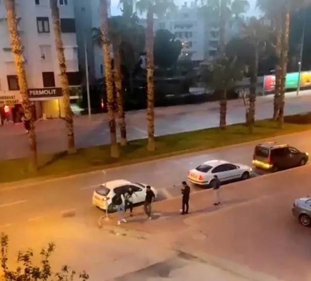 Tartıştığı motosiklet sürücüsünün kafasına kask ile vurdu... O anlar kamerada Tartıştığı motosiklet sürücüsünün kafasına kask ile vurdu... O anlar kamerada