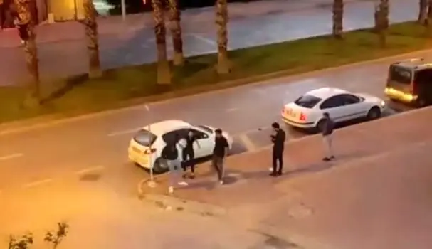 Tartıştığı motosiklet sürücüsünün kafasına kask ile vurdu... O anlar kamerada Tartıştığı motosiklet sürücüsünün kafasına kask ile vurdu... O anlar kamerada