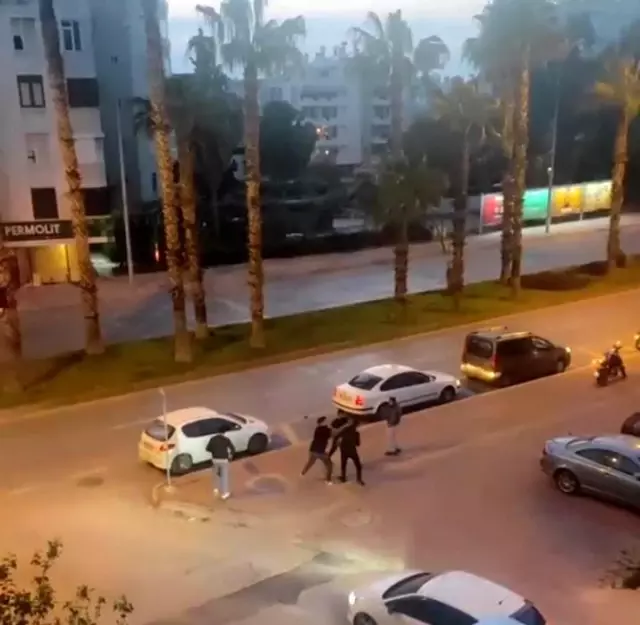 Tartıştığı motosiklet sürücüsünün kafasına kask ile vurdu... O anlar kamerada Tartıştığı motosiklet sürücüsünün kafasına kask ile vurdu... O anlar kamerada