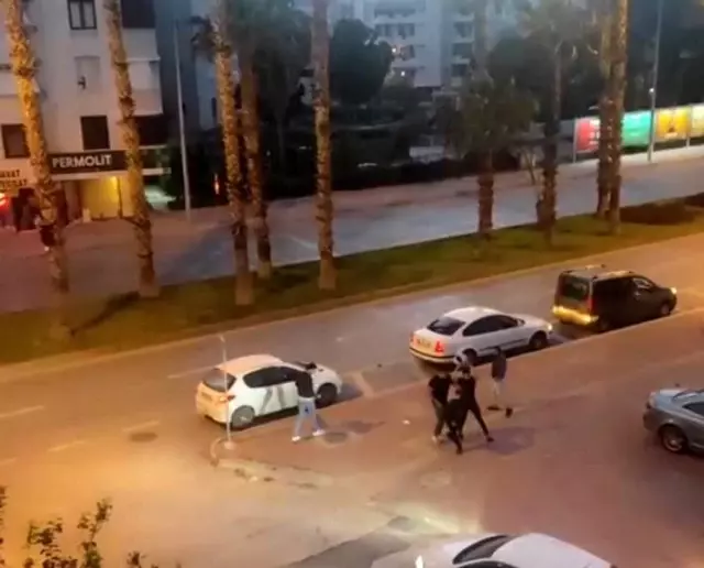 Tartıştığı motosiklet sürücüsünün kafasına kask ile vurdu... O anlar kamerada Tartıştığı motosiklet sürücüsünün kafasına kask ile vurdu... O anlar kamerada