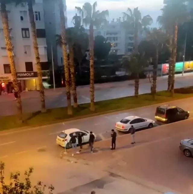 Tartıştığı motosiklet sürücüsünün kafasına kask ile vurdu... O anlar kamerada Tartıştığı motosiklet sürücüsünün kafasına kask ile vurdu... O anlar kamerada