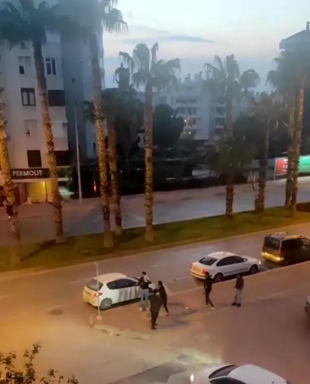 Tartıştığı motosiklet sürücüsünün kafasına kask ile vurdu... O anlar kamerada Tartıştığı motosiklet sürücüsünün kafasına kask ile vurdu... O anlar kamerada