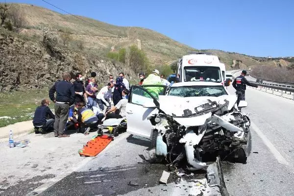 Son dakika haberi! Otomobil TIR'a arkadan çarptı; 1 ölü, 2'si ağır 4 yaralı (2) Son dakika haberi! Otomobil TIR'a arkadan çarptı; 1 ölü, 2'si ağır 4 yaralı (2)