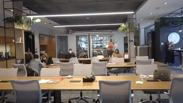 'Oynadığın sürece...' sergisi, Han Spaces'te sanatseverlerin beğenisine sunuldu 'Oynadığın sürece...' sergisi, Han Spaces'te sanatseverlerin beğenisine sunuldu