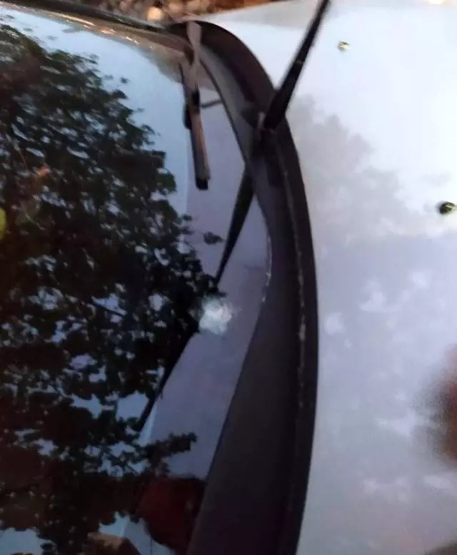 Park halindeki otomobile yorgun mermi düştü Park halindeki otomobile yorgun mermi düştü