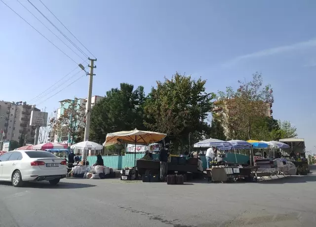 Pazarcılar 'seyyarlara' çözüm istiyor Pazarcılar 'seyyarlara' çözüm istiyor