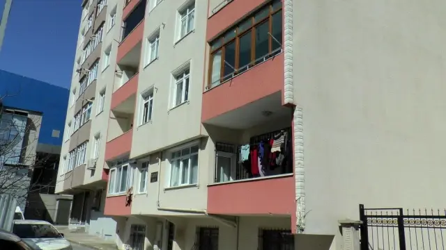 Pendik'te yorgun merminin isabet ettiği evin sakinleri vurulmaktan kıl payı kurtuldu Pendik'te yorgun merminin isabet ettiği evin sakinleri vurulmaktan kıl payı kurtuldu
