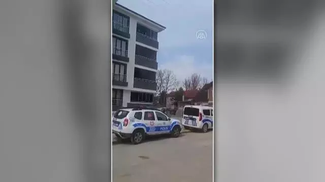 Polis ekiplerinden izolasyondaki çocuğa doğum günü sürprizi Polis ekiplerinden izolasyondaki çocuğa doğum günü sürprizi